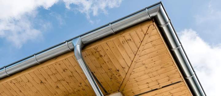 Soffite en bois et gouttière métallique Colmar